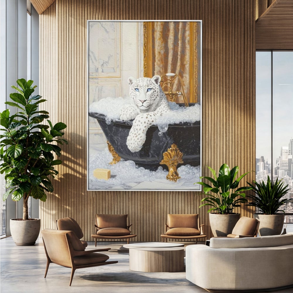 Tablou canvas cu tablou canvas cu leopard alb in cada, in rama de aluminiu argintiu, pe perete intr-un birou